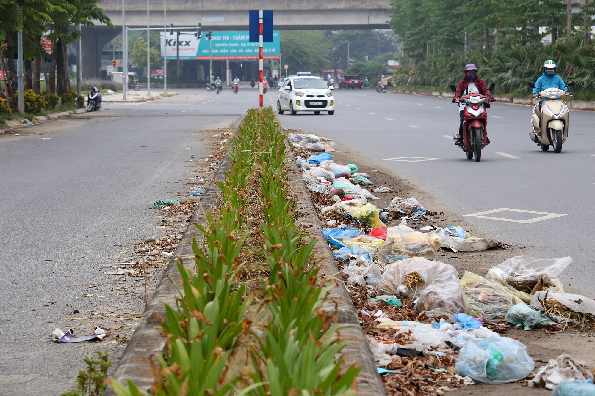 Rác ngổn ngang dọc tuyến đường nghìn tỷ giữa trung tâm Hà Nội - 4 Rác ngổn ngang dọc tuyến đường nghìn tỷ giữa trung tâm Hà Nội - 4