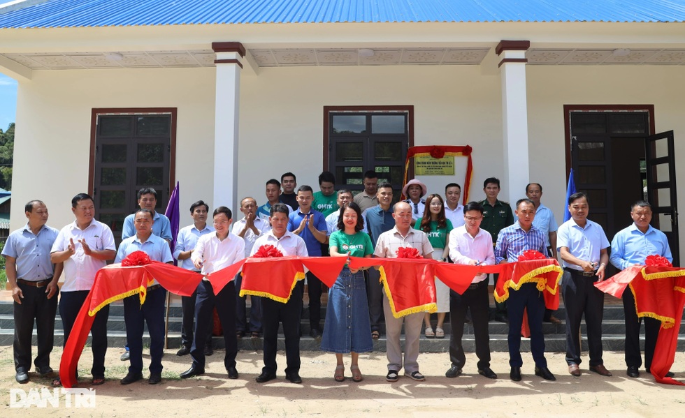 Khánh thành 2 phòng học Dân trí ở điểm trường được mệnh danh "nhiều không"