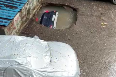 Hố tử thần "nuốt chửng" ô tô trên đường