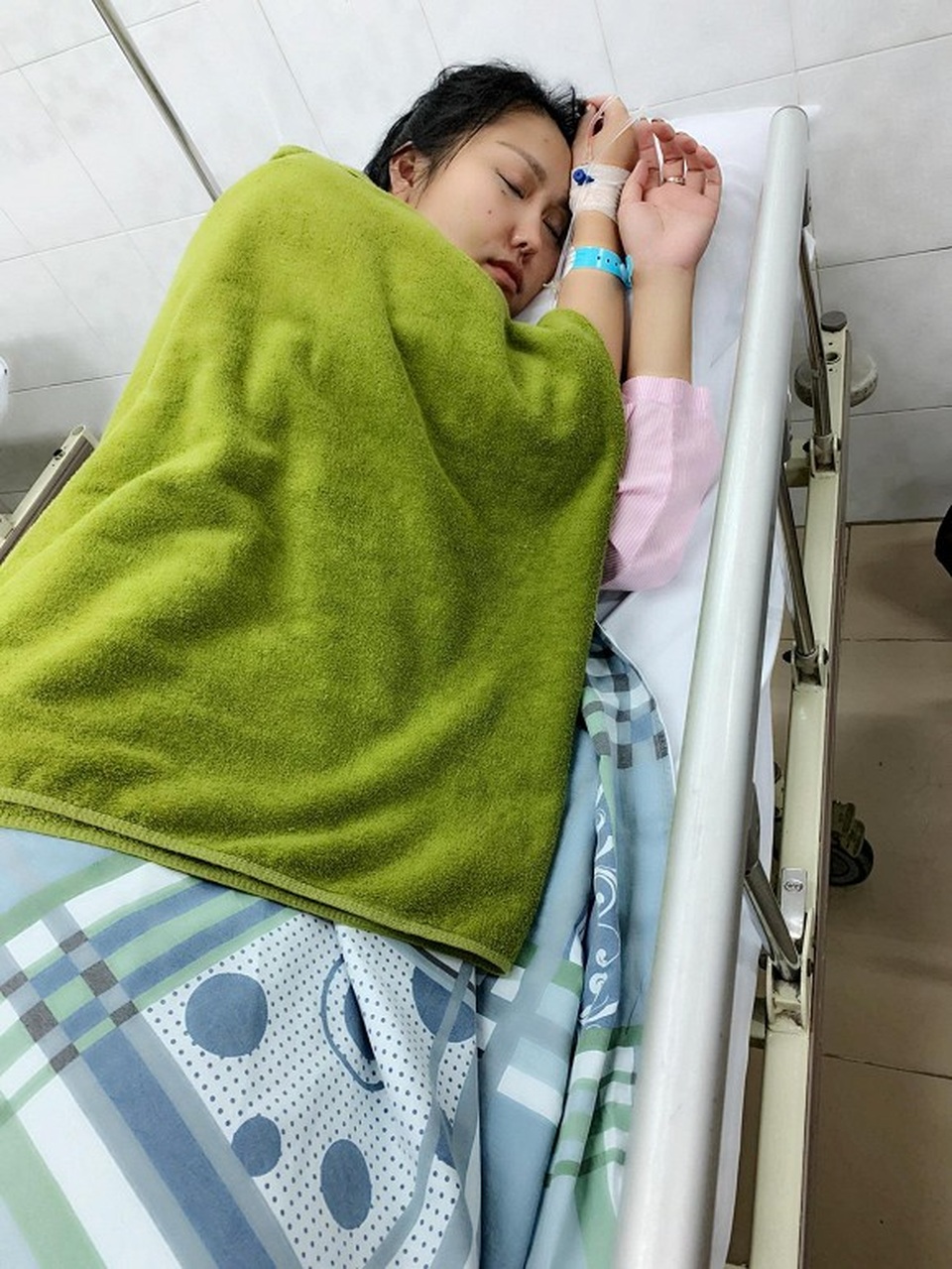 Phi Thanh Vân nhập viện vì làm việc đến kiệt sức - 1 Phi Thanh Vân nhập viện vì làm việc đến kiệt sức - 1