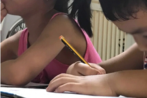 Cậu bé 6 tuổi học lớp 3 và câu hỏi: "Tại sao phải tách đứa trẻ?"