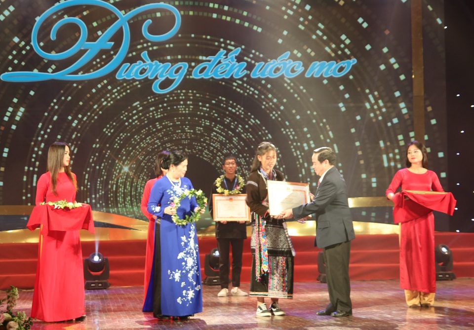 Nữ sinh mồ côi dân tộc Lự khao khát đến trường để thoát khỏi hủ tục “tảo hôn” - 2 Nữ sinh mồ côi dân tộc Lự khao khát đến trường để thoát khỏi hủ tục “tảo hôn” - 2