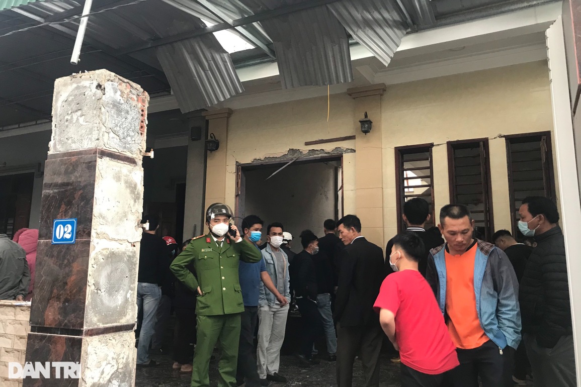Sau tiếng nổ như bom, một người nhập viện, ngôi nhà 2 tầng vỡ toác - 6 Sau tiếng nổ như bom, một người nhập viện, ngôi nhà 2 tầng vỡ toác - 6