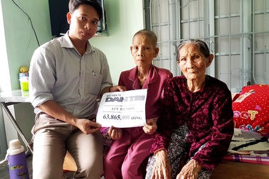 Trao gần 64 triệu đồng đến hoàn cảnh mẹ già nuôi con bệnh tật