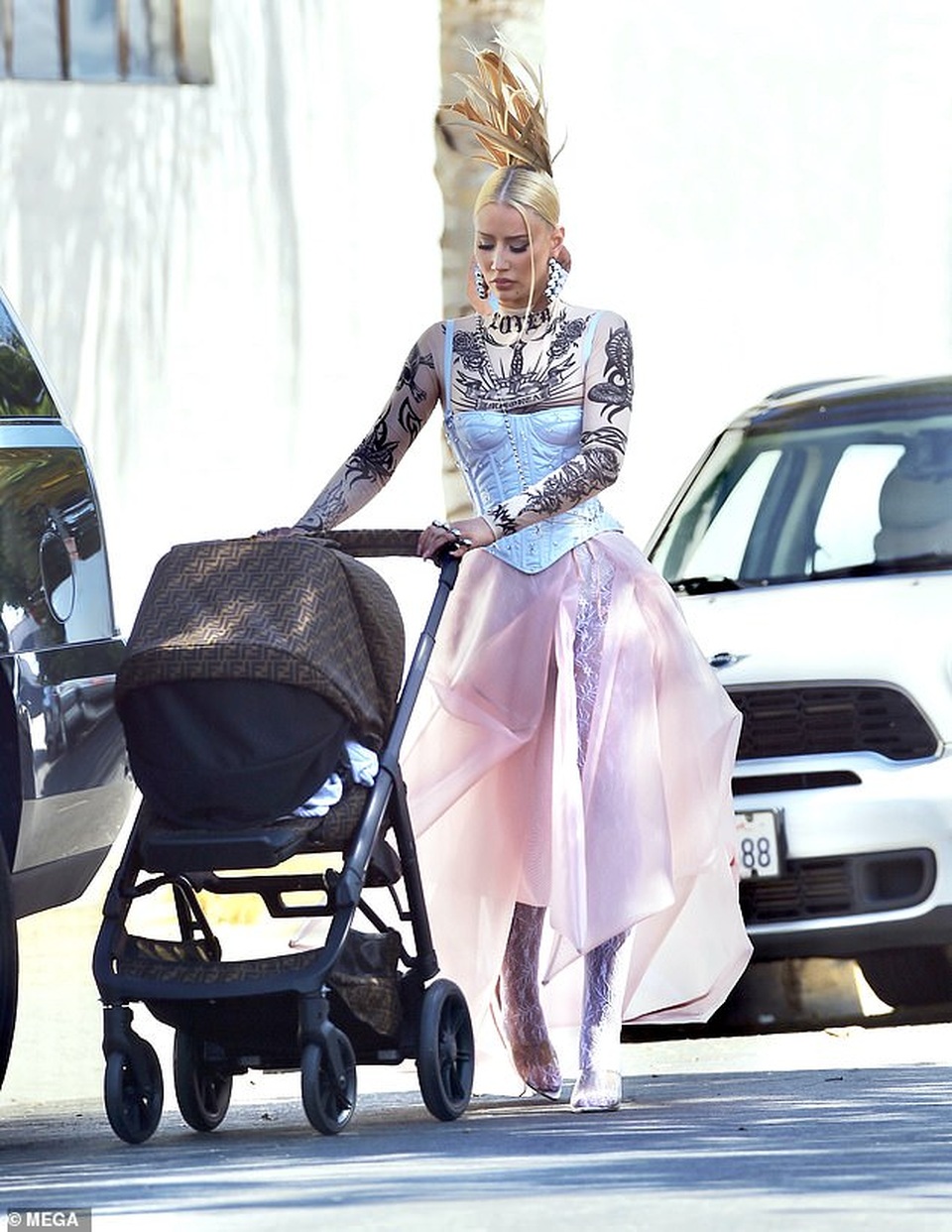 Iggy Azalea mặc siêu sành điệu đưa con ra phố - 3 Iggy Azalea mặc siêu sành điệu đưa con ra phố - 3