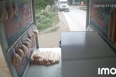 Tài xế container chạy ẩu, suýt cuốn người đi xe máy vào gầm