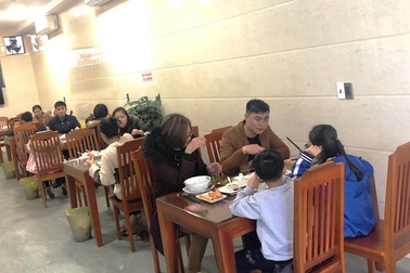 Mùng 5 Tết: Hàng quán "đắt khách”, phục vụ không xuể