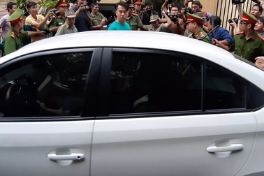 Nguyễn Hữu Linh tới tham dự phiên tòa