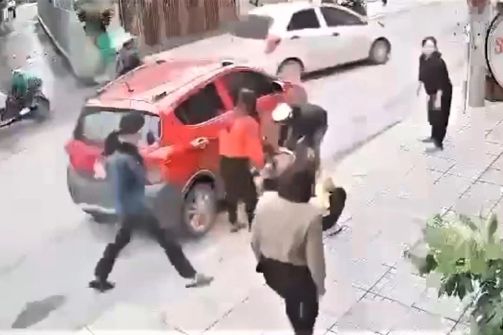Bé trai đi nhà trẻ, bị ô tô của một phụ huynh tông tử vong - 1 Bé trai đi nhà trẻ, bị ô tô của một phụ huynh tông tử vong - 1