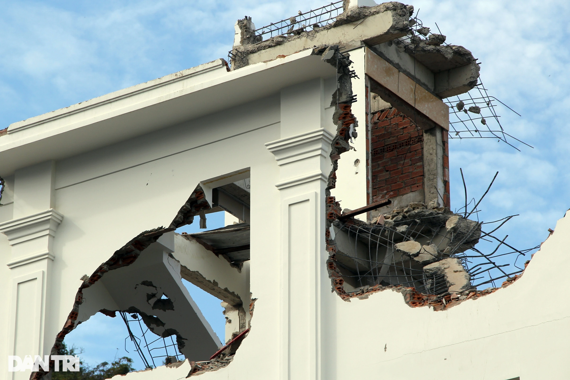 Xây vượt tầng, loạt biệt thự ở Nha Trang bị tháo dỡ - 11