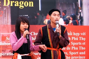 Bạn trẻ thích thú lần đầu xem đôi bạn Cao Lan tỏ tình