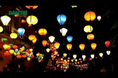 Phố cổ Hội An lung linh muôn sắc đèn lồng trong đêm giao thừa Tết nguyên đán Đinh Dậu