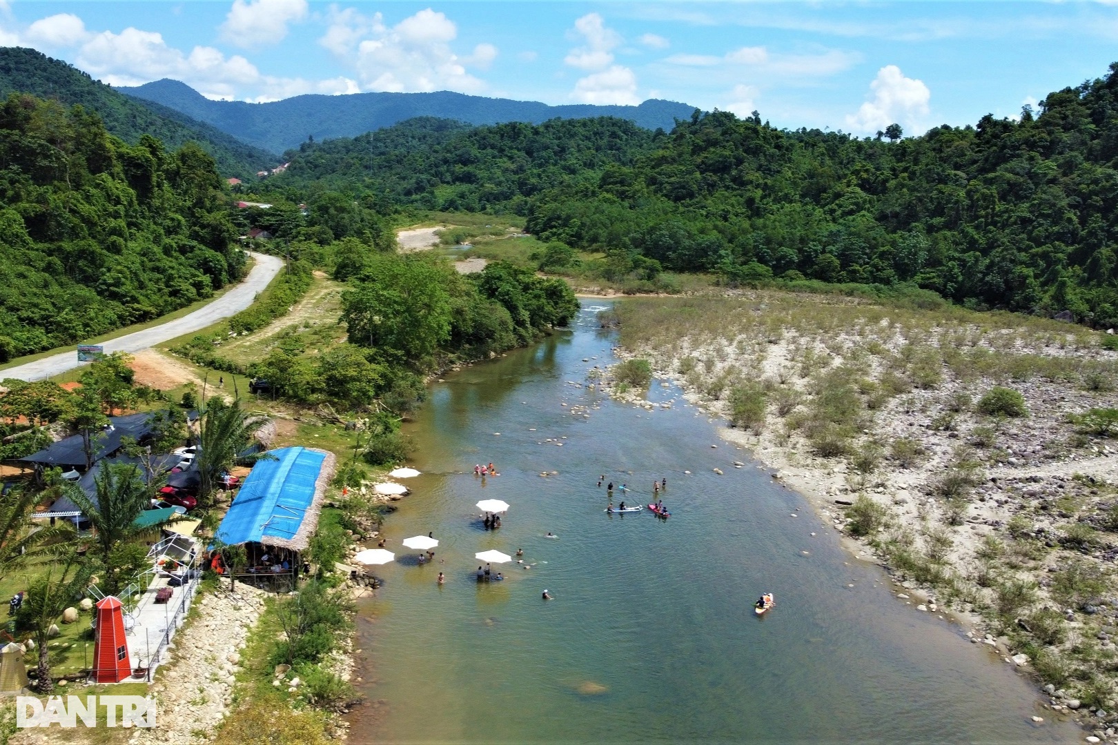 View - Ngày đầu nghỉ lễ 2/9, dân phố ùn ùn lên suối nước hoang sơ "đổi gió" | Báo Dân trí