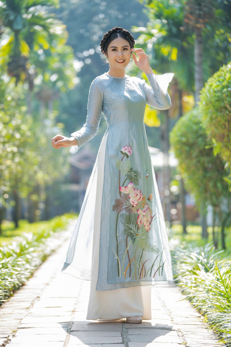 Hoa hậu Ngọc Hân mặc áo dài, dạo Văn Miếu ngày đầu năm - 6 Hoa hậu Ngọc Hân mặc áo dài, dạo Văn Miếu ngày đầu năm - 6