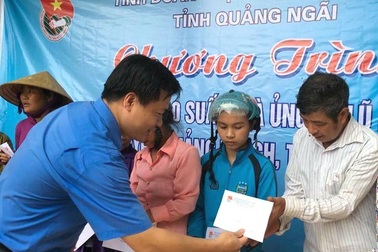 Tuổi trẻ Quảng Ngãi hỗ trợ người dân vùng lũ tỉnh Quảng Bình