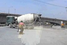 Hoảng hồn vì đi gần xe ô tô nổ lốp