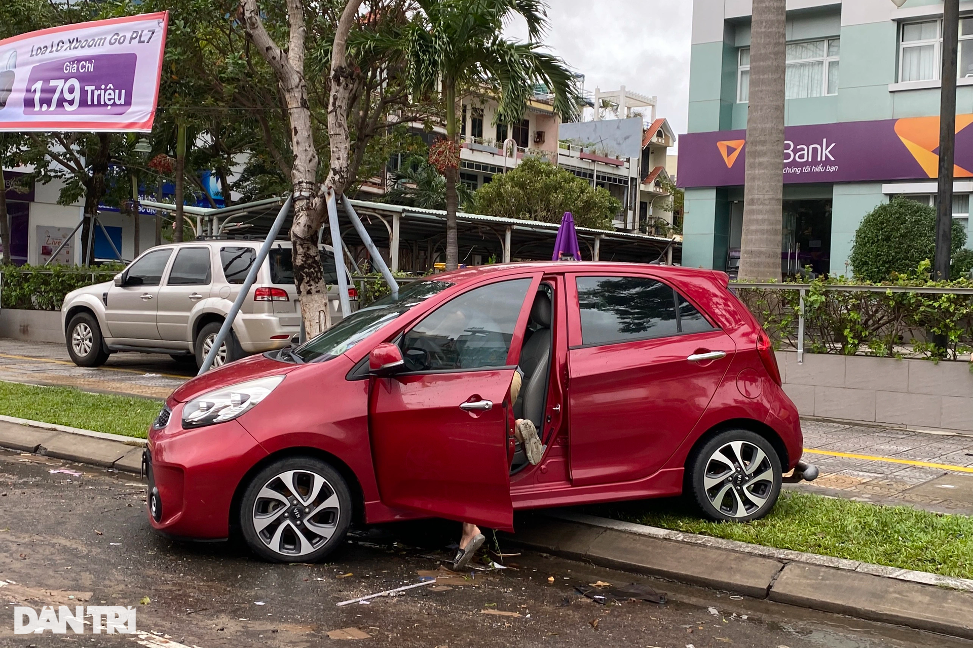 Đường phố Đà Nẵng ngổn ngang hàng trăm ôtô chết máy sau khi nước rút - 2 Đường phố Đà Nẵng ngổn ngang hàng trăm ôtô chết máy sau khi nước rút - 2
