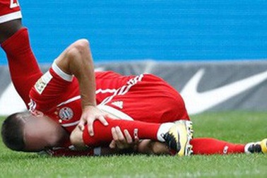 Nam thanh niên bị bạn đá gãy "cậu nhỏ" trên sân cỏ