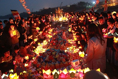 Hà Nội: Sông Hồng lung linh ánh sáng trong lễ phóng sinh