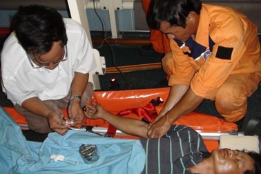 Điều tàu đi cứu ngư dân gặp nạn ngoài Hoàng Sa