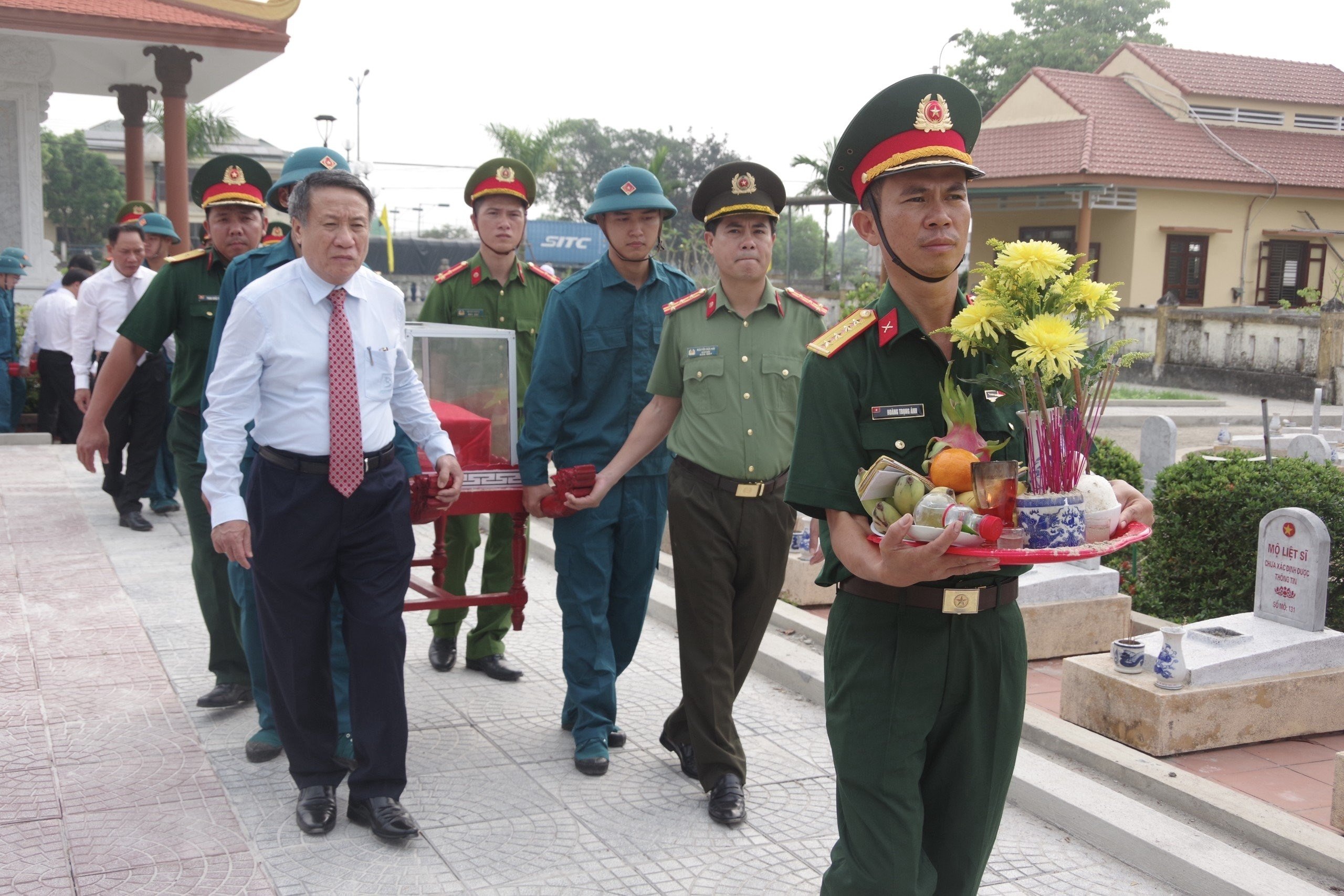 Các đại biểu, chính quyền huyện Hải Lăng và đông đảo nhân dân tiễn đưa các liệt sỹ về nơi an nghỉ một cách trang trọng, chu đáo đúng lễ nghi (Ảnh: Xuân Diện).