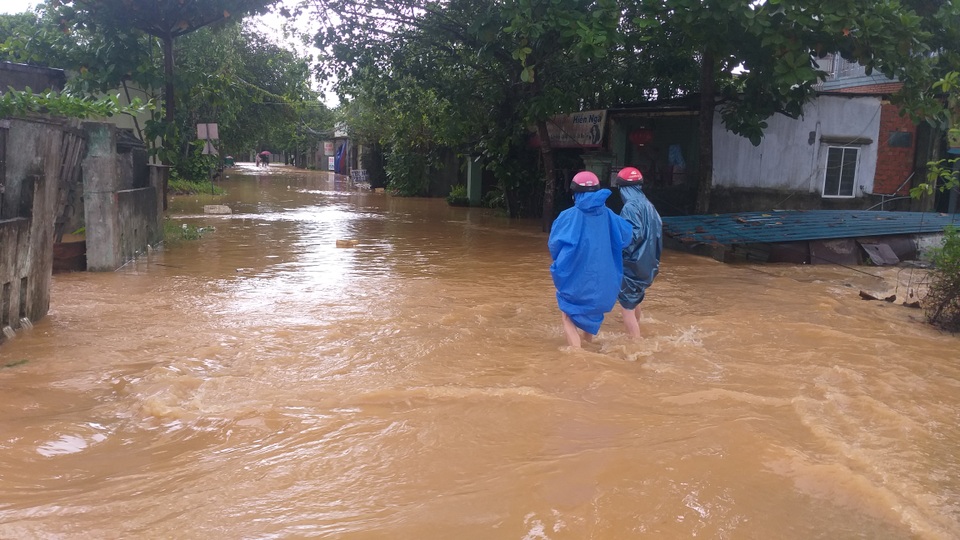Đà Nẵng: Mưa xối xả, nhiều nơi ngập nặng - 4 Đà Nẵng: Mưa xối xả, nhiều nơi ngập nặng - 4
