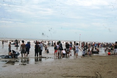 Nắng nóng kéo dài, người dân đổ ra biển giải nhiệt