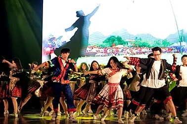 Nhóm nhảy học sinh diễn chợ tình vùng cao bằng vũ điệu máu lửa