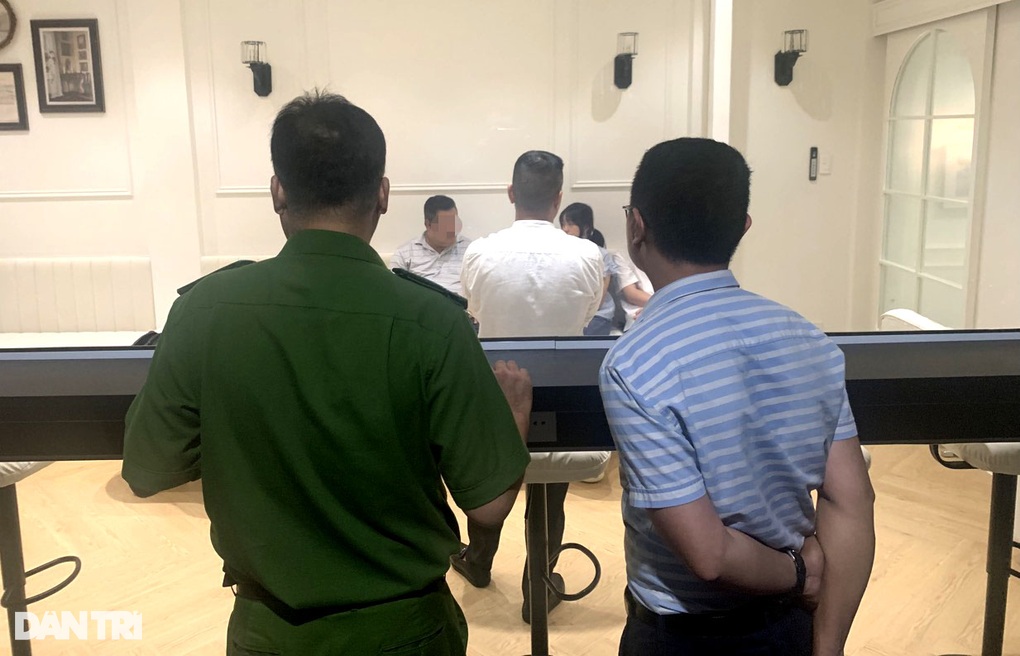 Công an kiểm tra quán cà phê hẹn hò dùng gương một chiều ở TPHCM - 4 Công an kiểm tra quán cà phê hẹn hò dùng gương một chiều ở TPHCM - 4