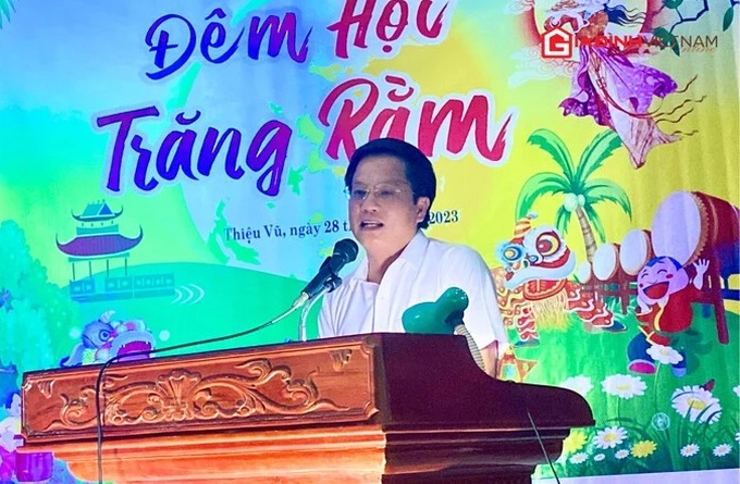 Nhà báo Hồ Minh Chiến - TBT Tạp chí Gia đình Việt Nam phát biểu tại buổi lễ trao quà.