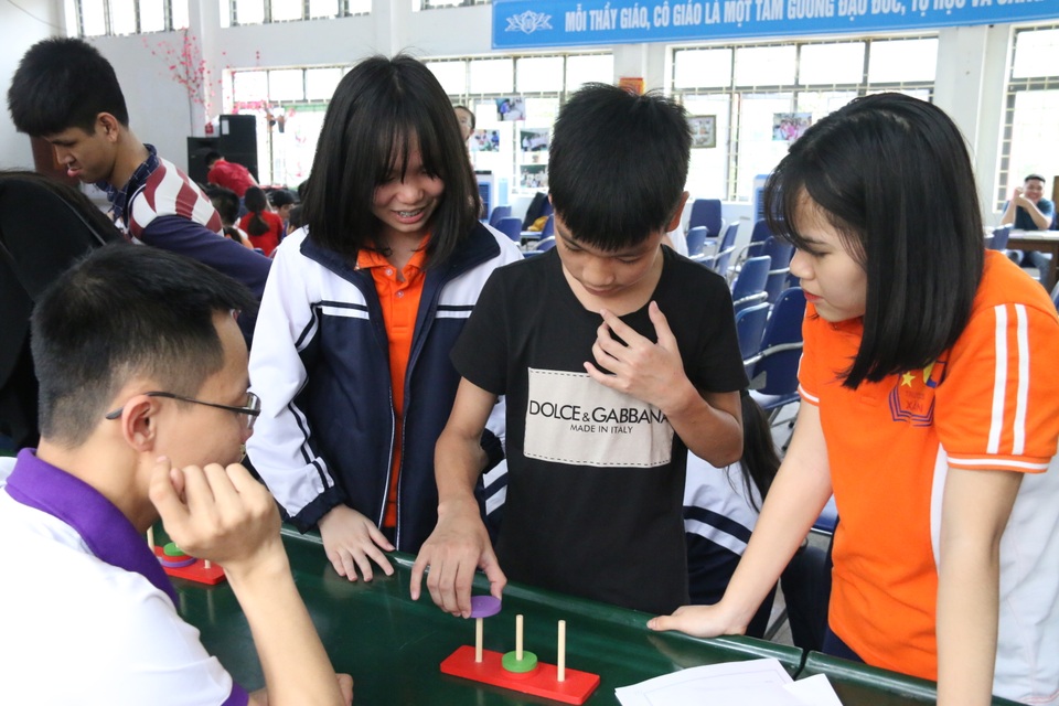 Mang toán “chinh phục” học sinh khiếm thính - 3 Mang toán “chinh phục” học sinh khiếm thính - 3
