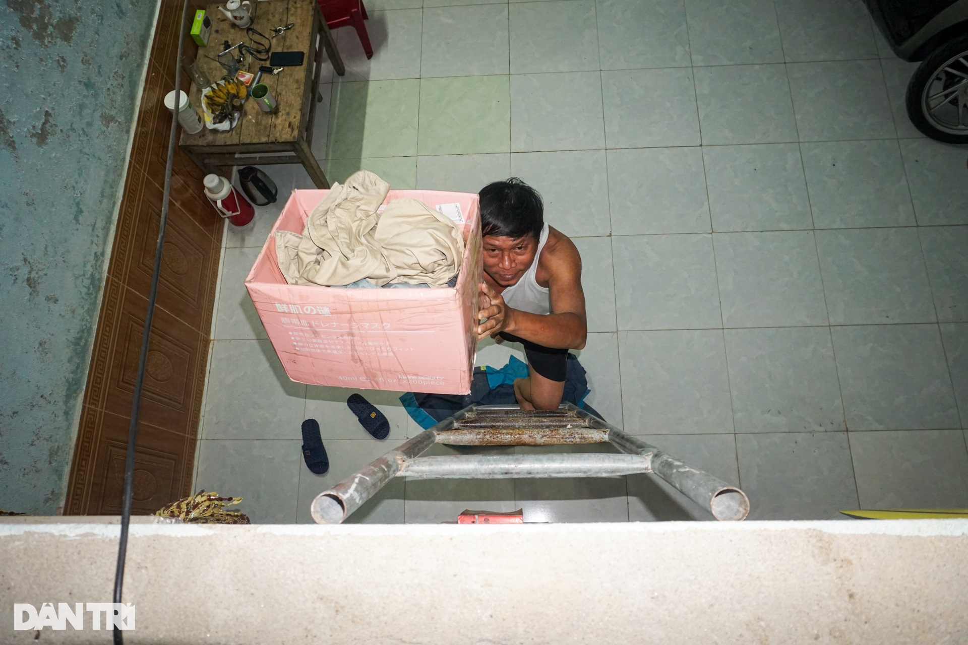 Người dân điểm nóng ngập lụt ở Đà Nẵng hối hả dọn đồ tránh mưa bão - 6 Người dân điểm nóng ngập lụt ở Đà Nẵng hối hả dọn đồ tránh mưa bão - 6