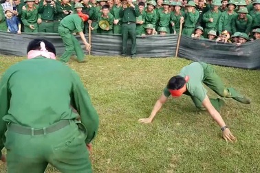 Chết cười với cuộc thi bị mắt bắt lợn của các chiến sĩ quân đội