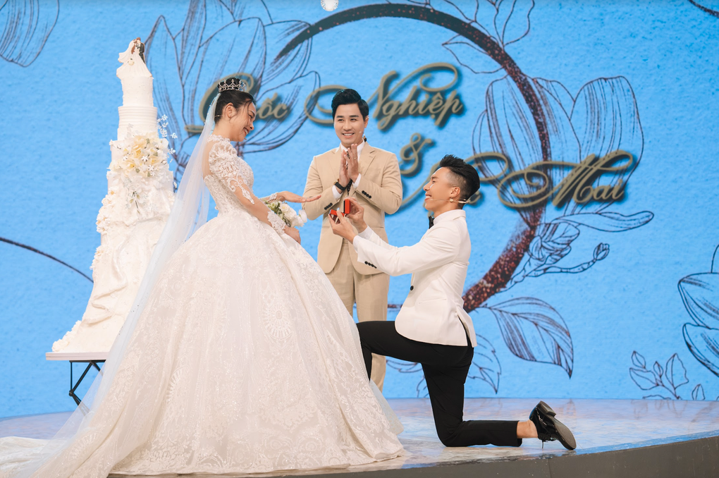 Osen Ngọc Mai mặc váy cưới, được chồng cầu hôn trong Khách sạn 5 sao - 2 Osen Ngọc Mai mặc váy cưới, được chồng cầu hôn trong Khách sạn 5 sao - 2