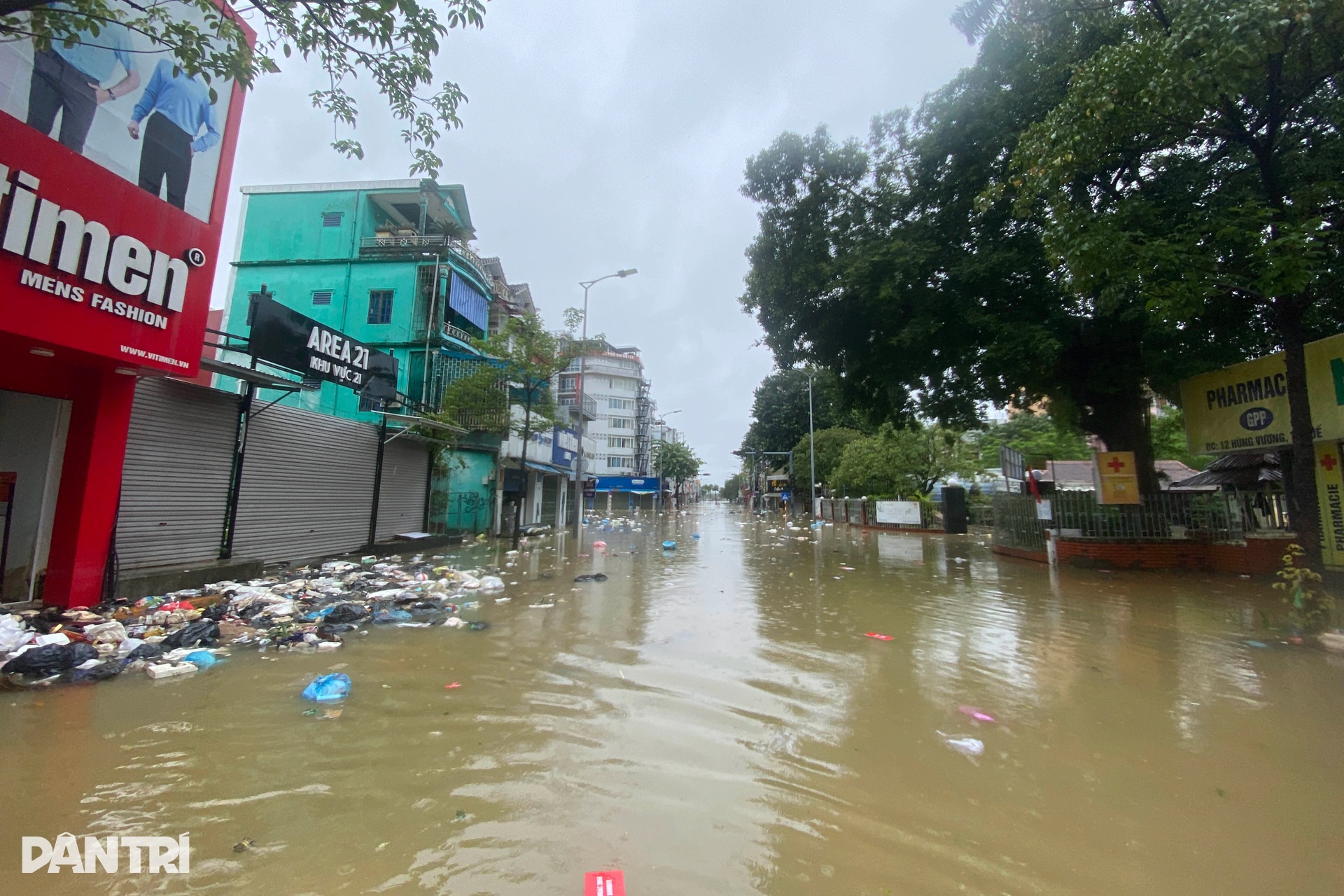 Nhiều nơi ở Huế lại chìm trong mưa lũ, rác thải bủa vây các khu phố - 7