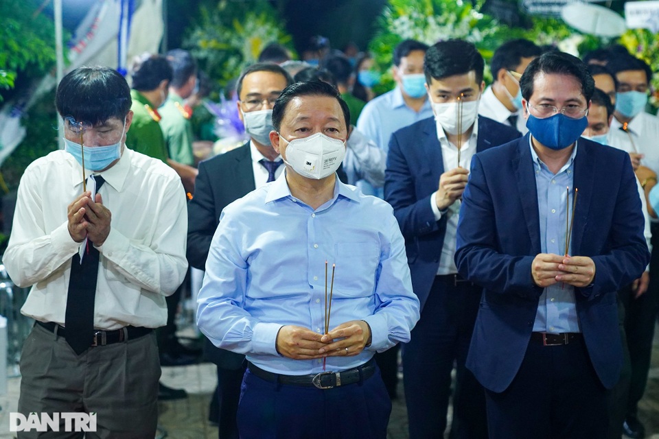 Phó Thủ tướng thắp hương, chia buồn cùng gia đình ông Trương Vĩnh Trọng - 5 Phó Thủ tướng thắp hương, chia buồn cùng gia đình ông Trương Vĩnh Trọng - 5