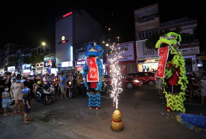 Phố xá, khu vui chơi ở Đà Nẵng nhộn nhịp trong đêm đầu tiên trở lại hoạt động bình thường - Ảnh 9.