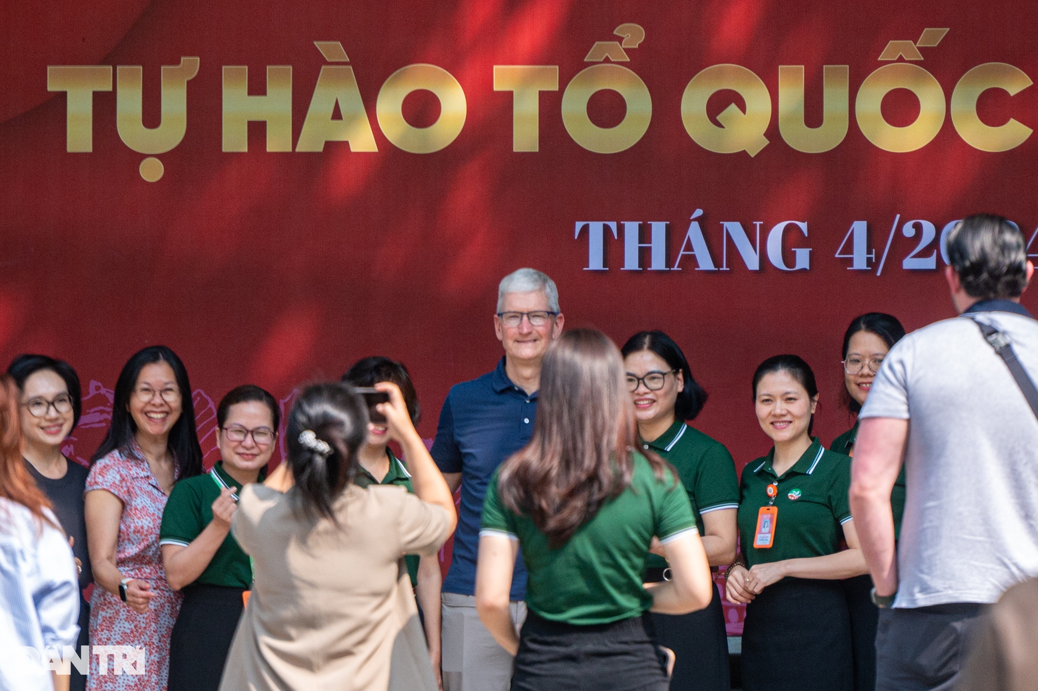 View - Tim Cook kết thúc 2 ngày làm việc tại Hà Nội, lên máy bay rời Việt Nam | Báo Dân trí