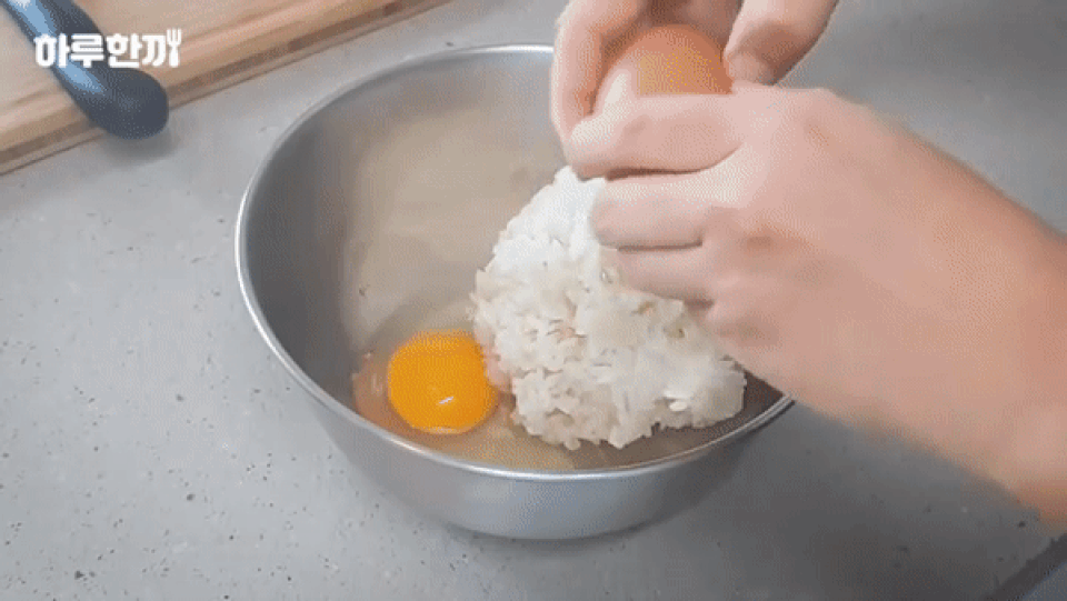 Video hướng dẫn làm cơm chiên trứng thu hút gần trăm triệu lượt xem - 1 Video hướng dẫn làm cơm chiên trứng thu hút gần trăm triệu lượt xem - 1