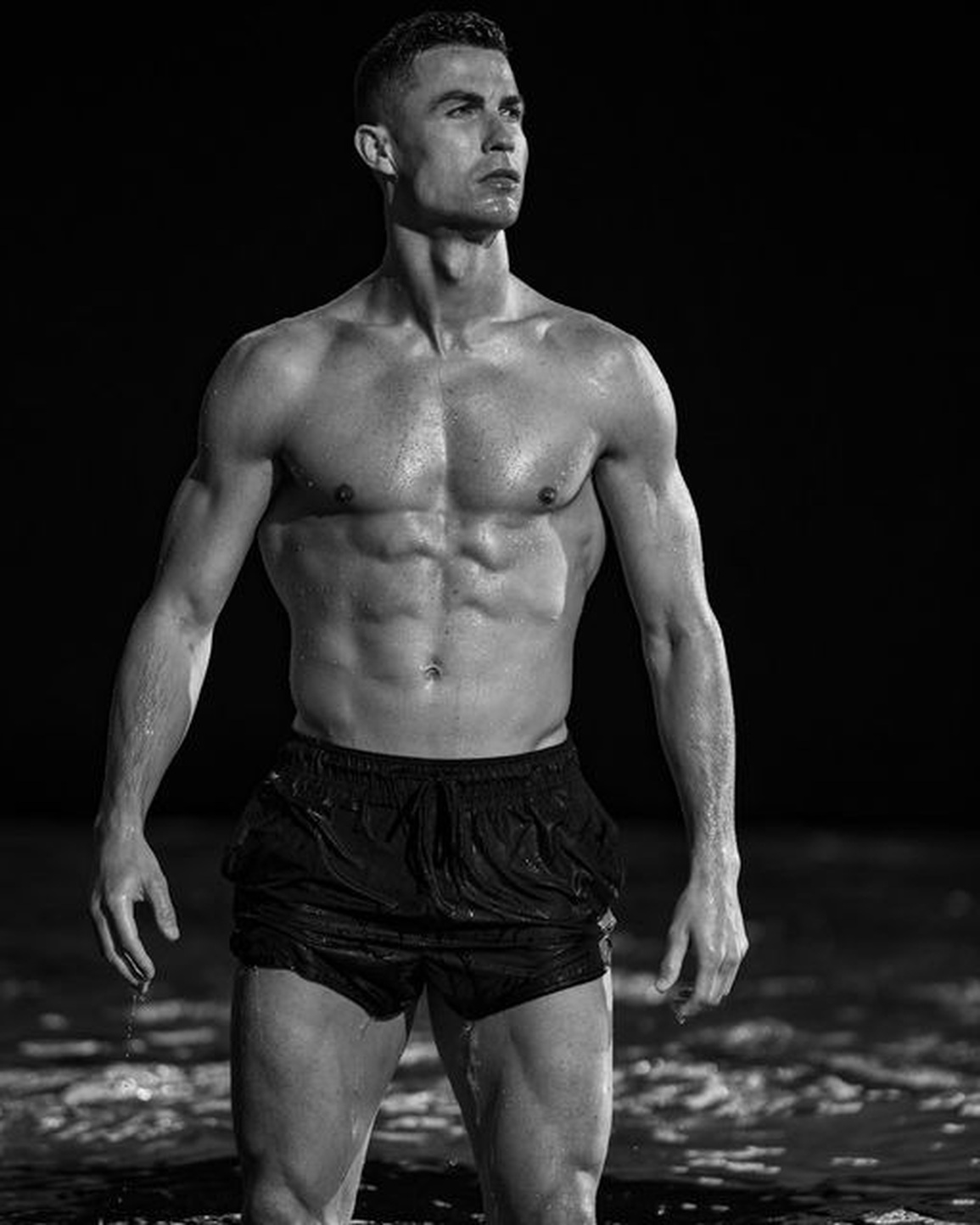 C.Ronaldo khoe cơ bụng 6 múi gây sốt cộng đồng mạng - 1 C.Ronaldo khoe cơ bụng 6 múi gây sốt cộng đồng mạng - 1