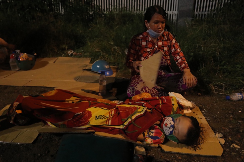 Cuộc trường chinh về quê của những người miền Tây kẹt tại chốt kiểm soát - 3 Cuộc trường chinh về quê của những người miền Tây kẹt tại chốt kiểm soát - 3