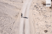 Đi bộ 1.600km xuyên sa mạc, đạp xe 8.000 cây số để xem World Cup