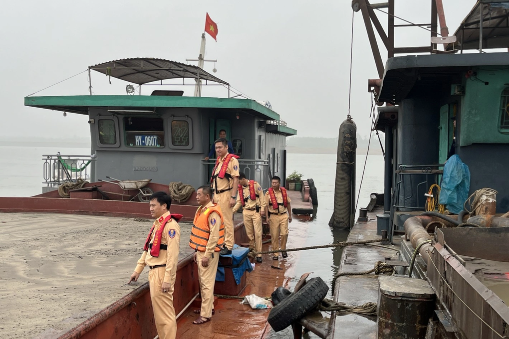 Cảnh sát chặn bắt tàu hút cát trái phép lúc nửa đêm - 1 Cảnh sát chặn bắt tàu hút cát trái phép lúc nửa đêm - 1