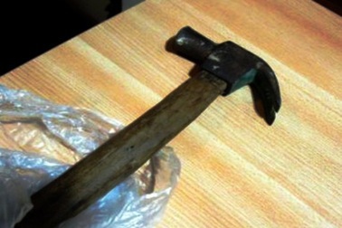 Mâu thuẫn, chồng dùng búa đánh chết vợ