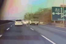 Ô tô lộn 4 vòng trong tai nạn liên hoàn, 4 người thương vong