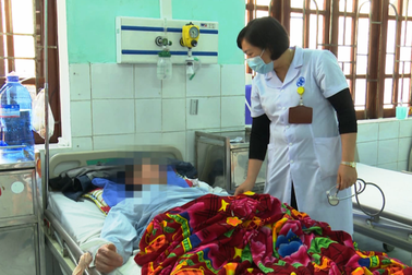 Dự tiệc mừng nhà mới, 7 người gục tại bàn