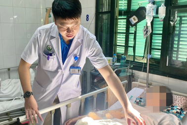 Cô gái 18 tuổi đứt gần rời cánh tay vì áo chống nắng