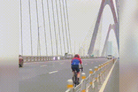 Nam thanh niên bị đe dọa khi quay nhóm "cua rơ" đạp xe trên cầu Nhật Tân