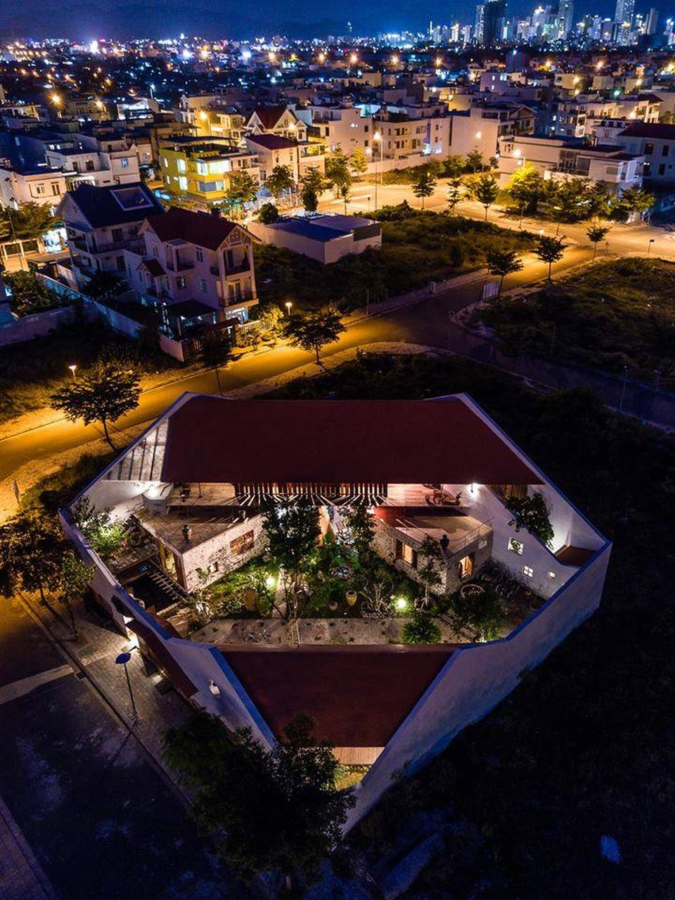 Gia đình ở Nha Trang làm nhà vườn kiểu Bắc Bộ ngập cây xanh, đẹp hiếm có - 2