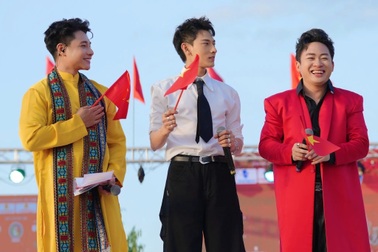 MC Bùi Phúc Anh nghẹn ngào khi hát cùng Tùng Dương ở Nhật Bản